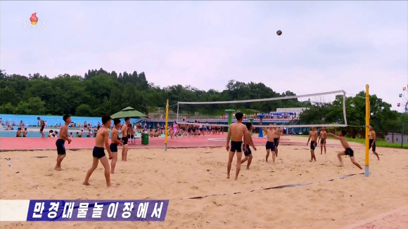 북한에도 무더위가 지속되고 있는 가운데 많은 주민들이 평양 ‘만경대물놀이장’을 찾아 피서를 즐기고 있다고 조선중앙TV가 2일 보도했다.[조선중앙TV 화면] 2026.8.3 연합뉴스