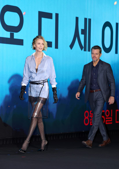 3일 서울 종로구 포시즌스호텔에서 열린 영화 ‘오디세이’ 내한 기자간담회에서 배우 샤를리즈 테론(왼쪽)과 맷 데이먼이 무대에 오르고 있다. 2026.8.3 연합뉴스