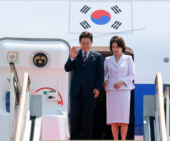 미국ㆍ남미ㆍ독일 순방을 마치고 귀국한 이재명 대통령과 김혜경 여사가 3일 성남 서울공항에 도착한 공군 1호기에서 환영객에게 인사하고 있다. 2026.8.3  연합뉴스