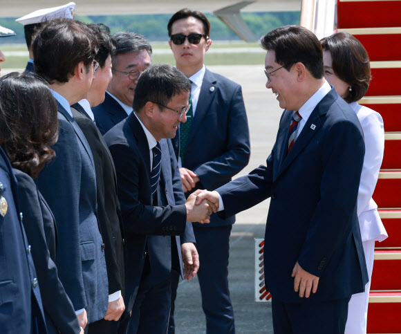 미국ㆍ남미ㆍ독일 순방을 마치고 귀국한 이재명 대통령이 3일 성남 서울공항에서 환영나온 더불어민주당 한병도 대표 직무대행 겸 원내대표와 인사하고 있다. 2026.8.3  연합뉴스