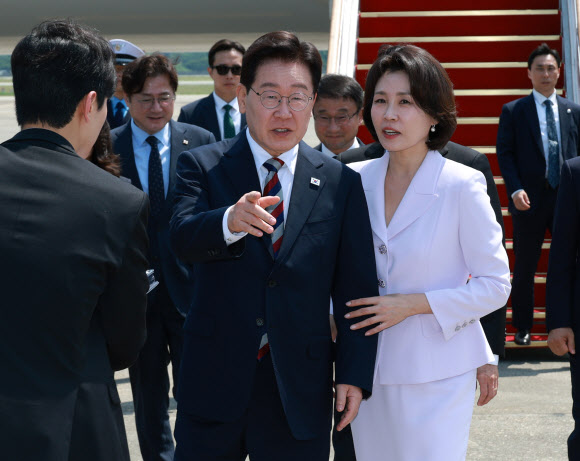 미국ㆍ남미ㆍ독일 순방을 마치고 귀국한 이재명 대통령과 김혜경 여사가 3일 성남 서울공항에 도착한 공군 1호기에서 내려 차량으로 이동하고 있다. 2026.8.3  연합뉴스