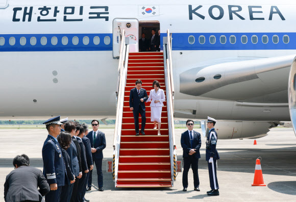 미국ㆍ남미ㆍ독일 순방을 마치고 귀국한 이재명 대통령과 김혜경 여사가 3일 성남 서울공항에 도착한 공군 1호기에서 내리고 있다. 2026.8.3  연합뉴스