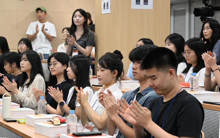 3일 오후 서울 관악구 서울대학교 융합관에서 열린 ‘K-과학인재 아카데미 고등학생 캠프 입소식’에서 참석자들이 박수를 치고 있다. 2026.8.3  도준석 전문기자