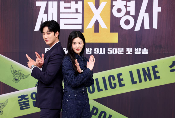 배우 안보현(왼쪽)과 정은채가 4일 서울 양천구 목동 SBS사옥에서 열린 새 금토드라마 ‘재벌X형사2’ 제작발표회에서 포즈를 취하고 있다. 2026.8.4  연합뉴스