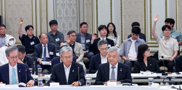 발언권 요청하는 국민참여단
