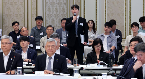 발언하는 국민참여단