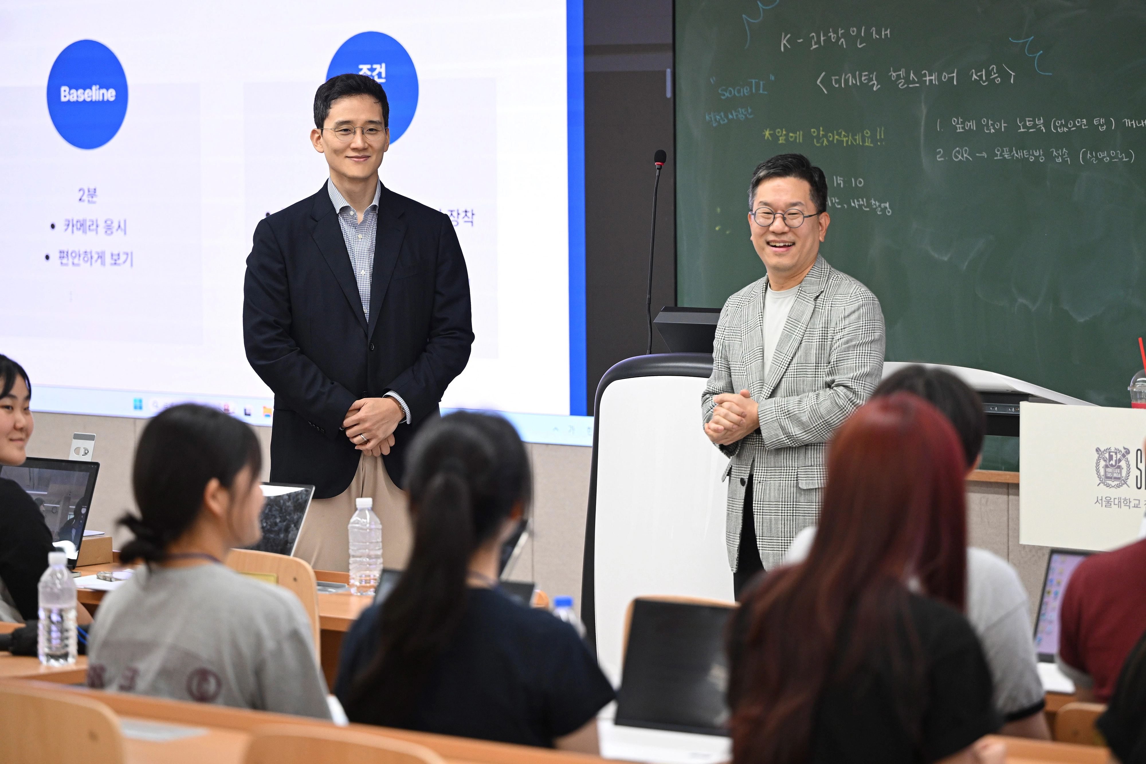 김대헌(왼쪽) 호반그룹 기획총괄사장이 지난 4일 서울대학교에서 열린 ‘K-과학인재 아카데미 고등학생 캠프’를 찾아 이찬 서울대 첨단융합학부 교수와 함께 참가 학생들을 격려하며 대화를 나누고 있다.
호반그룹 제공