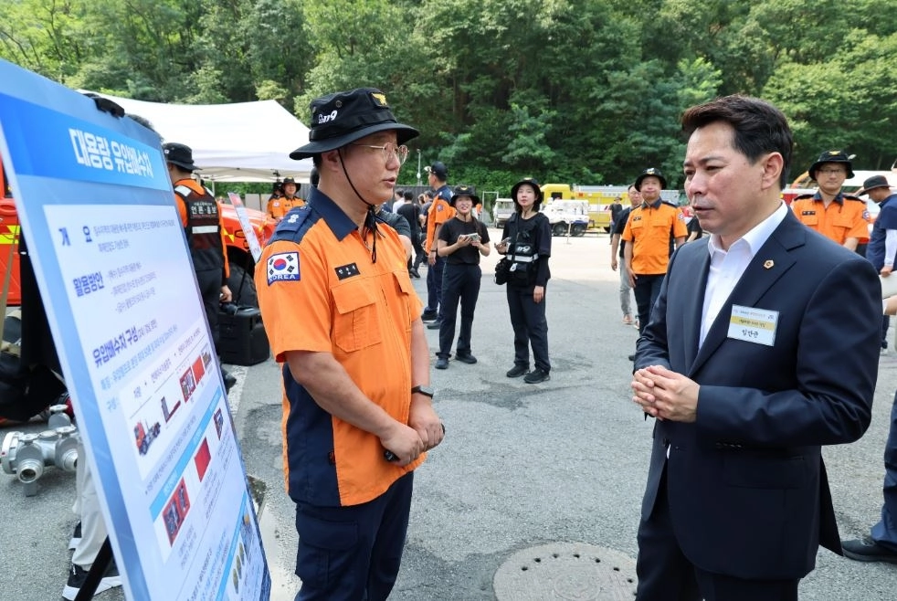 5일 서울소방학교에서 열린 2026 서울시 통합방위회의에 참석한 임만균 서울시의회 의장이 대용량 유압배수차 설명을 청취하고 있다. 서울시의회 제공