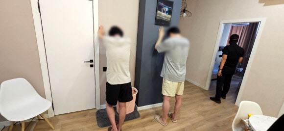 경찰청은 5일 서울 서대문구 경찰청에서 브리핑을 열고 범정부 합동 ‘초국가범죄 특별대응 태스크포스(TF)’가 지난달 23일 알마티에서 ‘이네’(INE) 작전을 벌여 현지에 있는 스캠조직원 14명을 검거하고, 국내에 체류 중인 소속 조직원 5명도 붙잡았다고 발표했다. 이들 19명 모두 한국인이다. 2026.8.5. 경찰청 제공