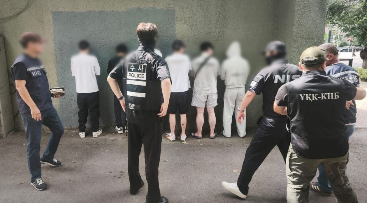 범정부 합동 ‘초국가범죄 특별대응 TF’는 카자흐스탄 당국과 합동 작전을 통해 알마티 소재 스캠범죄 사무실 및 조직원들의 은신처를 급습해 한국인 스캠조직원 14명을 검거하고 이와 동시에 국내에 체류 중인 동일 스캠조직의 조직원 5명도 검거했다고 5일 밝혔다. 이번 작전은 우리 정부가 중앙아시아에 거점을 둔 한국인 스캠범죄 조직을 원점타격한 최초 사례로, 현지에서 검거된 피의자들은 지난달 28일부터 이달 5일까지 인천공항을 통해 국내로 순차 송환되었다. 사진은 합동 검거 후 신원확인을 하는 모습. 2026.08.05. 경찰청 제공
