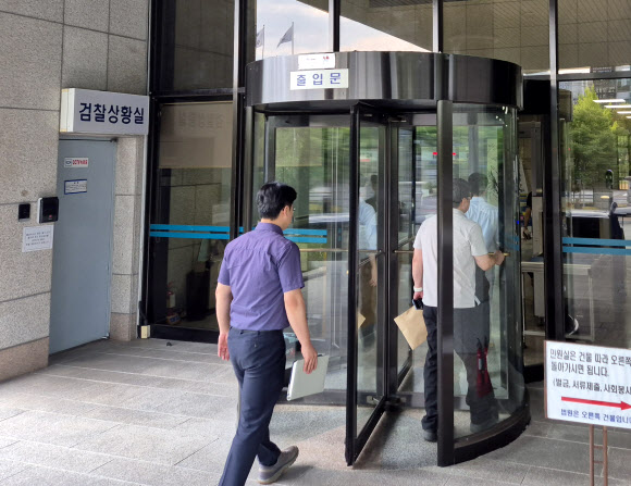 행정안전부 중대범죄수사청(중수청) 개청준비단의 임용 설명회가 열린 5일 오후 경남 창원시 성산구 창원지검 청사에 검찰 관계자들이 들어가고 있다. 2026.8.5 연합뉴스