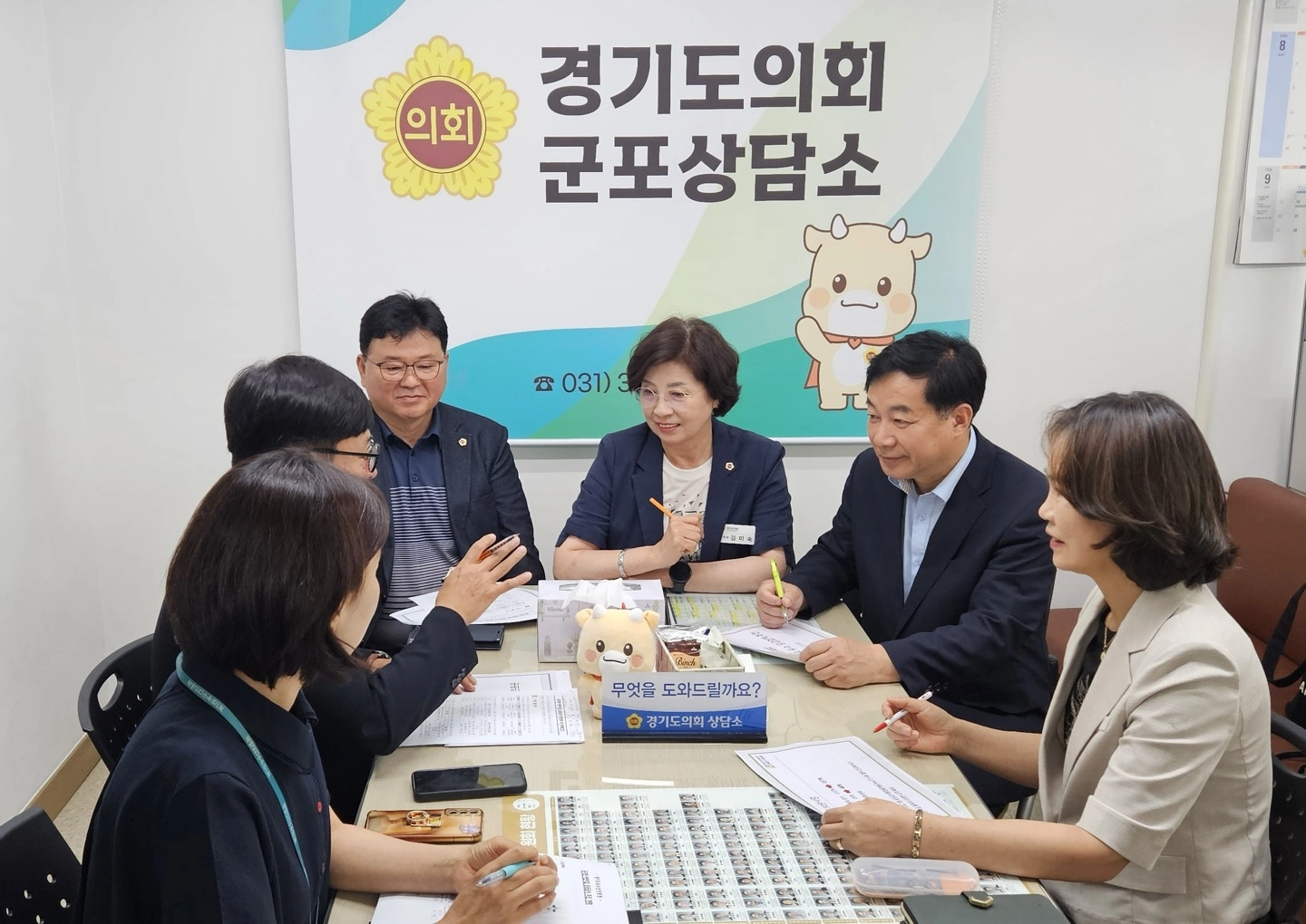 ▲김미숙 경기도의원이 6일 군포상담소에서 관계 기관들과 유치원·어린이집 친환경 공공급식 확대 방안을 논의하고 있다. (사진=경기도의회)