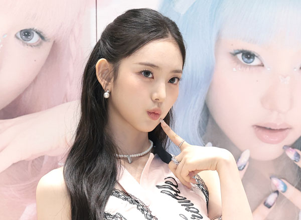 키키(KiiiKiii)의 이솔이 6일 서울 성동구에서 열린 미니 3집 ‘와이키키(WhyKiiiKiii)’ 발매 기념 팝업 스토어 오픈 행사에 참석해 포즈를 취하고 있다. 2026.8.6 뉴스1