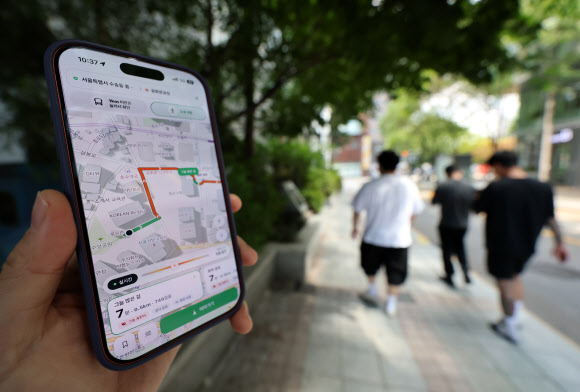 6일 서울 시내에서 실행해본 그늘 알려주는 앱 ‘그늘로’.  이 애플리케이션은 목적지를 입력하면 건물 그림자와 태양 고도를 계산해 그늘 위주의 길로 목적지에 도착할 수 있는 방법을 알려주는 지도 앱이다. 2026.8.6 연합뉴스