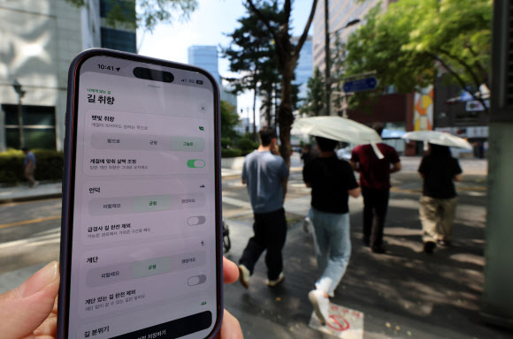 6일 서울 시내에서 실행해본 그늘 알려주는 앱 ‘그늘로’.  이 애플리케이션은 목적지를 입력하면 건물 그림자와 태양 고도를 계산해 그늘 위주의 길로 목적지에 도착할 수 있는 방법을 알려주는 지도 앱이다. 2026.8.6 연합뉴스