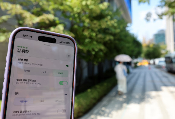 6일 서울 시내에서 실행해본 그늘 알려주는 앱 ‘그늘로’.  이 애플리케이션은 목적지를 입력하면 건물 그림자와 태양 고도를 계산해 그늘 위주의 길로 목적지에 도착할 수 있는 방법을 알려주는 지도 앱이다. 2026.8.6 연합뉴스