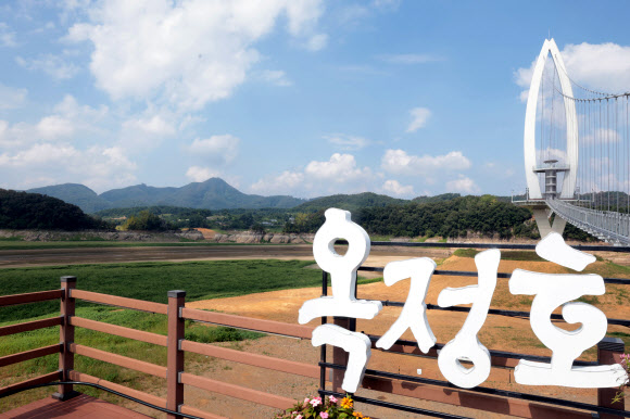 전북에 폭염이 이어진 6일 임실군 운암면 옥정호가 바닥을 보이고 있다. 2026.8.6 연합뉴스