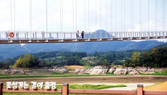전북에 폭염이 이어진 6일 임실군 운암면 붕어섬 생태공원 흔들다리를 관광객들이 걷고 있다. 2026.8.6 연합뉴스