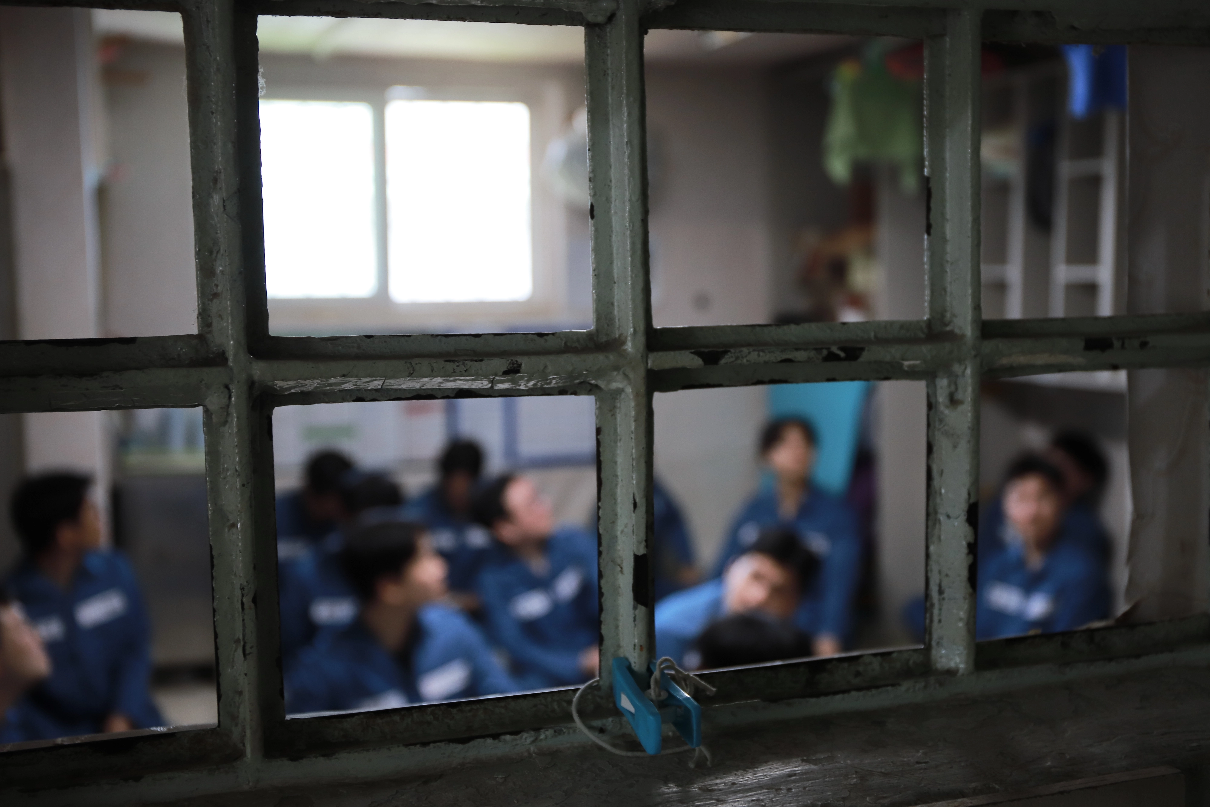 법무부는 지난 15일 경기 안양시 동안구 안양교도소에서 제2차 교정시설 현장 진단을 실시했다. 이번 현장 진단은 안양교도소의 노후 시설과 열악한 수용 환경을 점검하고 과밀수용 해소 및 시설 개선 방안을 모색하기 위해 법무부 장관과 법조기자단이 직접 수용생활을 수행하는 프로그램으로 진행됐다. 사진은 이날 실시된 교정시설 현장 진단에서 수용복을 착용한 법조기자단이 수용자의 하루 일과를 직접 체험하는 모습. 2026.4.19 법무부 제공.