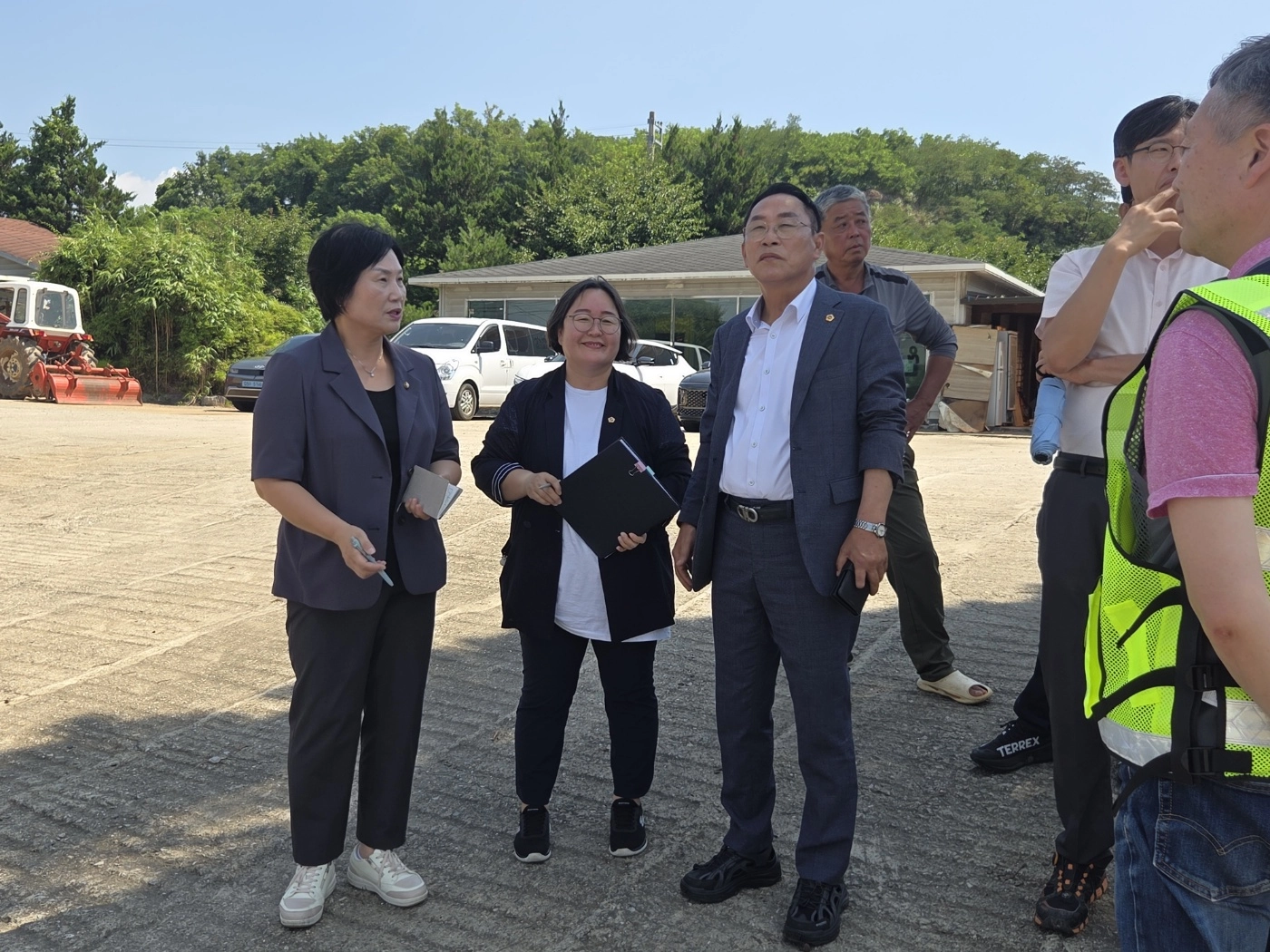 ▲ 오현정 경기도의원이 화성시 우정읍 매향리 오수관로 배수 불량 현장을 찾아 관계자들과 대책을 논의하고 있다. (사진=경기도의회)