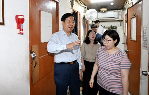 구윤철 부총리 겸 재정경제부 장관이 7일 독거노인, 쪽방촌 거주자 등 폭염 취약계층 대비 정책 관련 개선사항과 애로사항을 청취하기 위해 서울 종로구 창신동을 방문, 쪽방촌을 둘러보며 관계자의 설명을 듣고 있다. 2026.8.7. 재정경제부 제공
