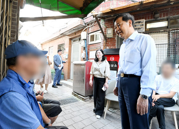 구윤철 부총리 겸 재정경제부 장관이 7일 독거노인, 쪽방촌 거주자 등 폭염 취약계층 대비 정책 관련 개선사항과 애로사항을 청취하기 위해 서울 종로구 창신동을 방문, 쪽방촌 주민과 대화하며 애로사항을 청취하고 있다. 2026.8.7. 재정경제부 제공