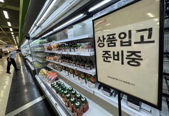 홈플러스가 지난달 영업을 중단했던 전국 67개 점포의 영업을 7일 재개했다. 이날 가오픈한 매장들은 오는 12일까지 운영을 점검해 13일부터 정식 개장할 계획이다.       7일 서울 시내 한 홈플러스 매장의 매대에 상품 입고 준비중 안내문이 놓여 있다. 2026.8.7 연합뉴스