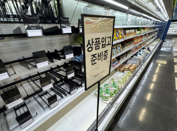 홈플러스가 지난달 영업을 중단했던 전국 67개 점포의 영업을 7일 재개했다. 이날 가오픈한 매장들은 오는 12일까지 운영을 점검해 13일부터 정식 개장할 계획이다.  7일 서울 시내 한 홈플러스 매장의 매대에 상품 입고 준비중 안내문이 놓여 있다. 2026.8.7 연합뉴스