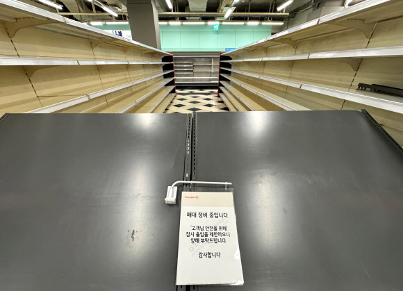 홈플러스가 지난달 영업을 중단했던 전국 67개 점포의 영업을 7일 재개했다. 이날 가오픈한 매장들은 오는 12일까지 운영을 점검해 13일부터 정식 개장할 계획이다.  7일 서울 시내 한 홈플러스 매장의 매대에 안내문이 놓여 있다. 2026.8.7 연합뉴스