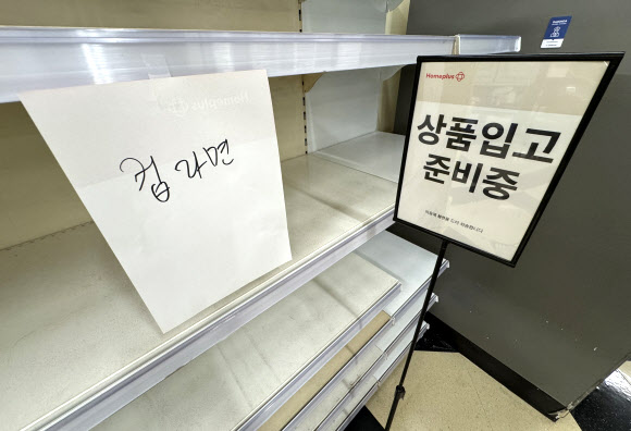 홈플러스가 지난달 영업을 중단했던 전국 67개 점포의 영업을 7일 재개했다. 이날 가오픈한 매장들은 오는 12일까지 운영을 점검해 13일부터 정식 개장할 계획이다.  7일 서울 시내 한 홈플러스 매장의 컵라면 매대가 비어 있다. 2026.8.7 연합뉴스