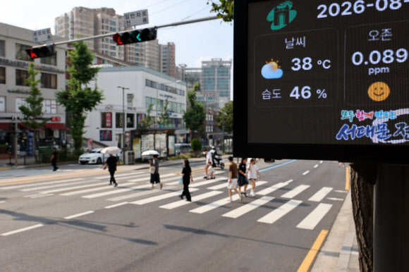 입추인 7일 서울 서대문구 한 도로 전광판에 현재 기온이 표시되고 있다. 2026.8.7 연합뉴스