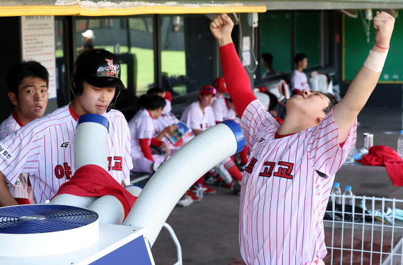 극한 폭염 예보에 따라 제54회 봉황대기 전국고교야구대회가 개막일인 7일 오전 경기만 진행한다.   이날 서울 양천구 목동야구장에서 야로고등학교 선수들이 에어컨 앞에 서 있다. 2026.8.7 연합뉴스