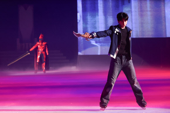 피겨스케이터 차준환이 7일 서울 양천구 목동아이스링크에서 열린 ‘나 혼자만 레벨업 on ICE’ 프레스콜에서 주요 장면을 시연하고 있다. 2026.8.7 연합뉴스