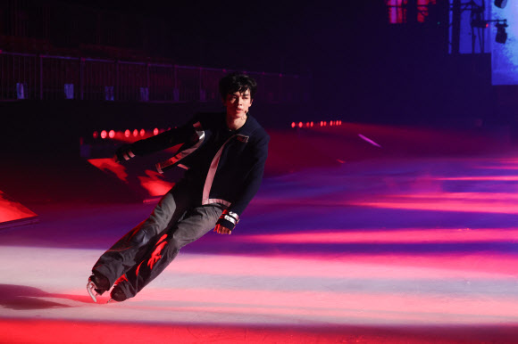 피겨스케이터 차준환이 7일 서울 양천구 목동아이스링크에서 열린 ‘나 혼자만 레벨업 on ICE’ 프레스콜에서 주요 장면을 시연하고 있다. 2026.8.7 연합뉴스
