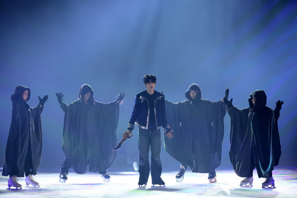 피겨스케이터 차준환이 7일 서울 양천구 목동아이스링크에서 열린 ‘나 혼자만 레벨업 on ICE’ 프레스콜에서 주요 장면을 시연하고 있다. 2026.8.7 연합뉴스