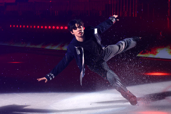 피겨스케이터 차준환이 7일 서울 양천구 목동아이스링크에서 열린 ‘나 혼자만 레벨업 on ICE’ 프레스콜에서 주요 장면을 시연하고 있다. 2026.8.7 연합뉴스