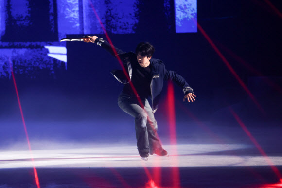 피겨스케이터 차준환이 7일 서울 양천구 목동아이스링크에서 열린 ‘나 혼자만 레벨업 on ICE’ 프레스콜에서 주요 장면을 시연하고 있다. 2026.8.7 연합뉴스