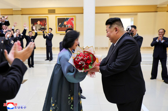 김정은, 국립교향악단 단원들과 기념사진