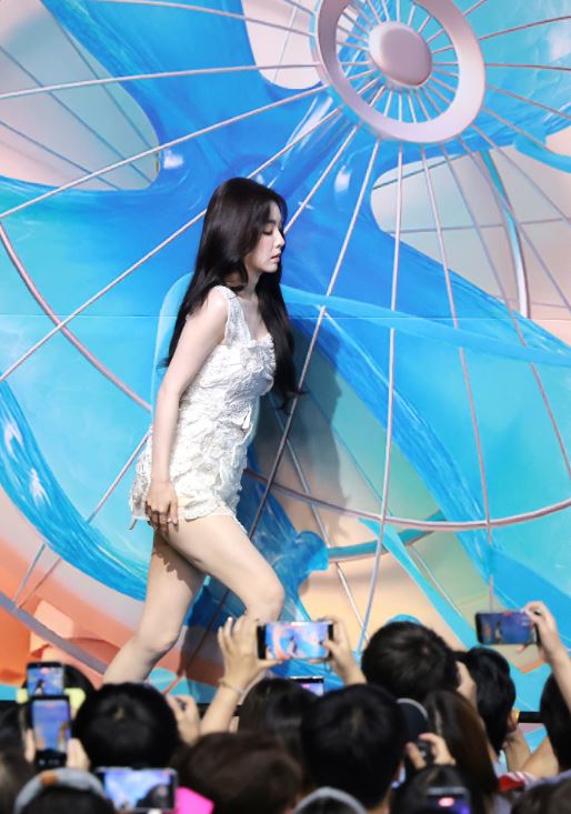 레드벨벳 아이린, 짧은 치마 입고 조심조심