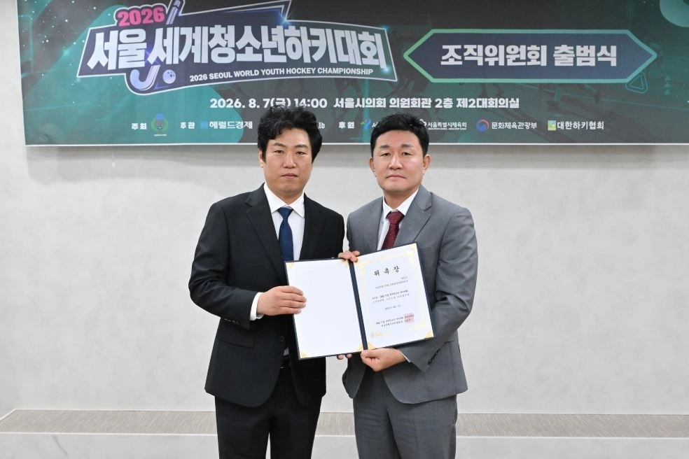 위촉장을 전달받은 황철규 위원장. 서울시의회 제공
