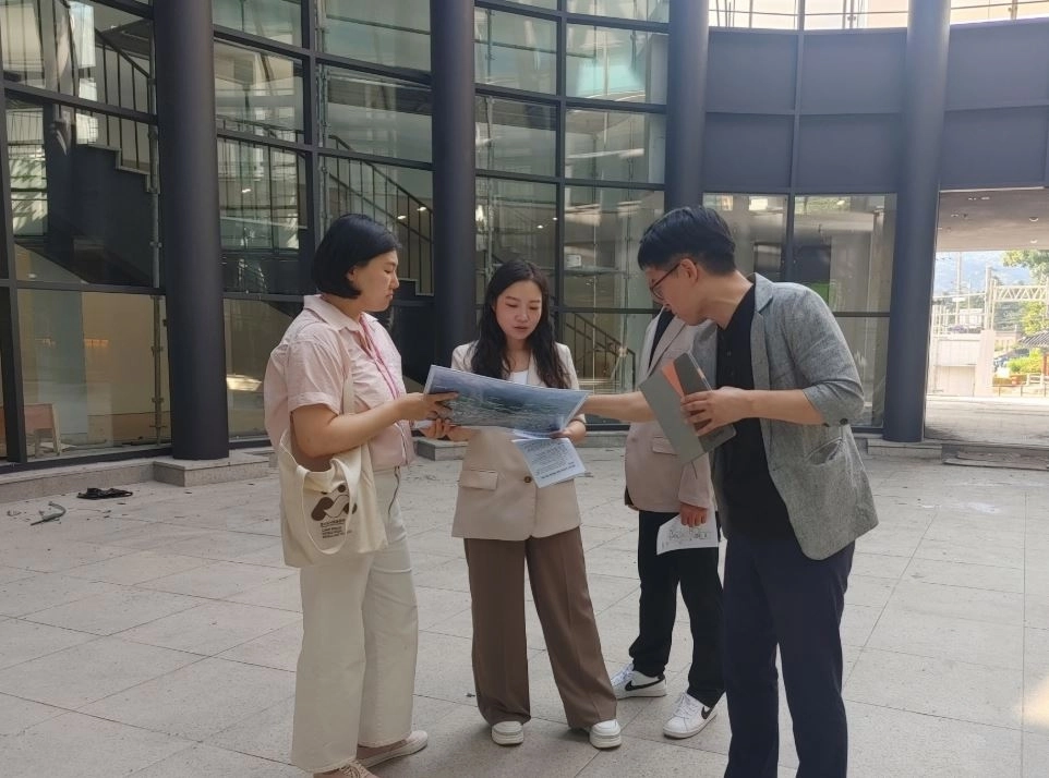 ▲ 동두천시 소요산 축산물브랜드육타운을 방문해 ‘소요산권 관광 거점시설 조성사업’ 추진 상황을 점검한 안시현 의원(사진=경기도의회)