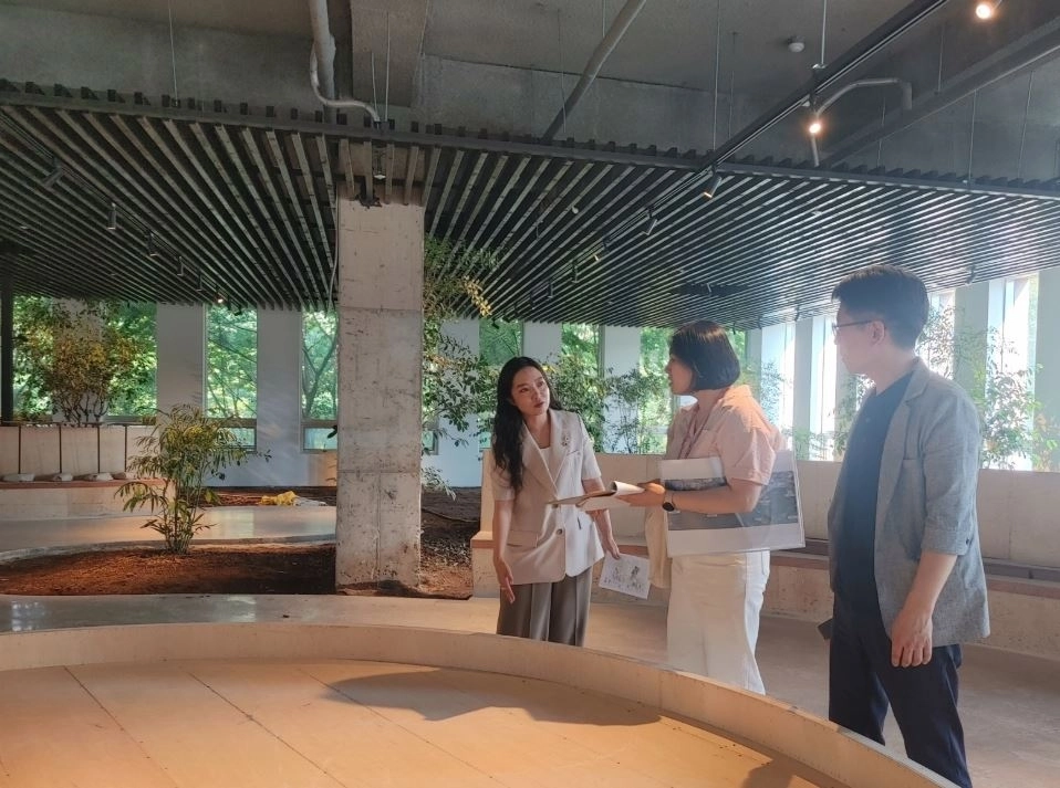 ▲ 동두천시 소요산 축산물브랜드육타운을 방문해 ‘소요산권 관광 거점시설 조성사업’ 추진 상황을 점검한 안시현 의원(사진=경기도의회)