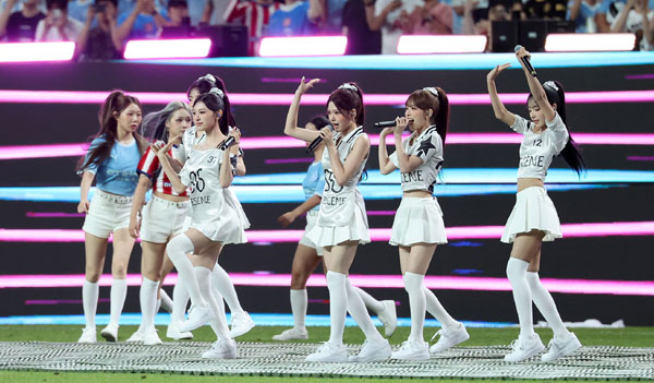 9일 오후 서울 마포구 서울월드컵경기장에서 열린 쿠팡플레이 시리즈 아틀레티코 마드리드와 맨체스터 시티의 경기, 걸그룹 리센느가 하프타임에 열정적인 무대를 펼치고 있다. 2026.8.9 뉴스1