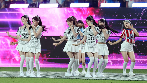 9일 오후 서울 마포구 서울월드컵경기장에서 열린 쿠팡플레이 시리즈 아틀레티코 마드리드와 맨체스터 시티의 경기, 걸그룹 리센느가 하프타임에 열정적인 무대를 펼치고 있다. 2026.8.9 뉴스1
