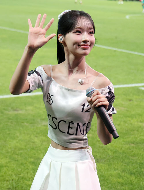걸그룹 리센느의 원이가 9일 오후 서울 마포구 서울월드컵경기장에서 열린 쿠팡플레이 시리즈 아틀레티코 마드리드와 맨체스터 시티의 경기 하프타임 공연을 마친 뒤 취재진 카메라를 보며 포즈를 취하고 있다. 2026.8.10 뉴스1