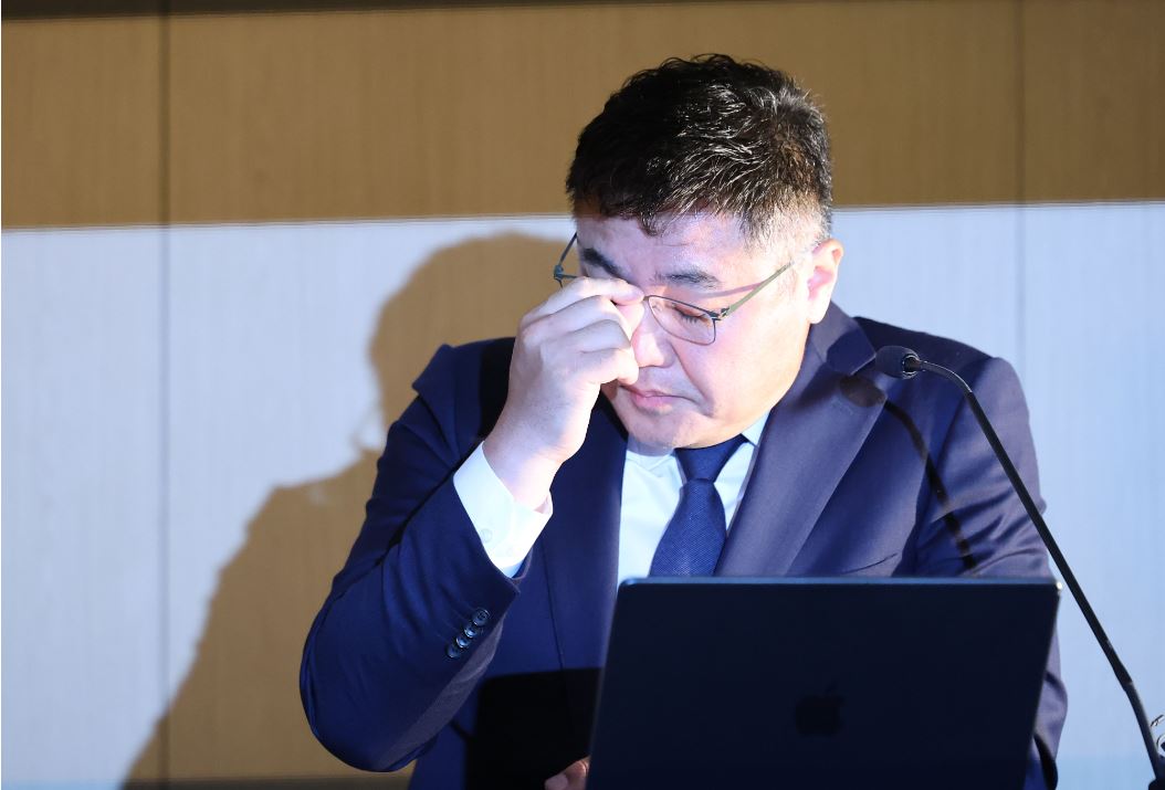 글로벌 러닝 브랜드 호카(HOKA)의 국내 공식 수입사 조이웍스의 조성환 전 대표가 10일 서울 중구 코리아나 호텔에서 갑질폭행 사건 관련 입장표명 기자회견을 하던 중 간경을 고쳐쓰고 있다. 2026.08.10. 뉴시스