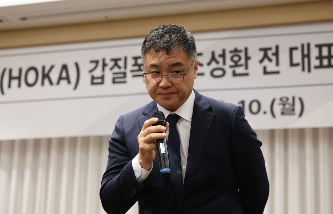 글로벌 러닝 브랜드 호카(HOKA)의 국내 공식 수입사 조이웍스의 조성환 전 대표가 10일 서울 중구 코리아나 호텔에서 갑질폭행 사건 관련 입장표명 기자회견을 하며 사과하고 있다. 2026.08.10. 뉴시스