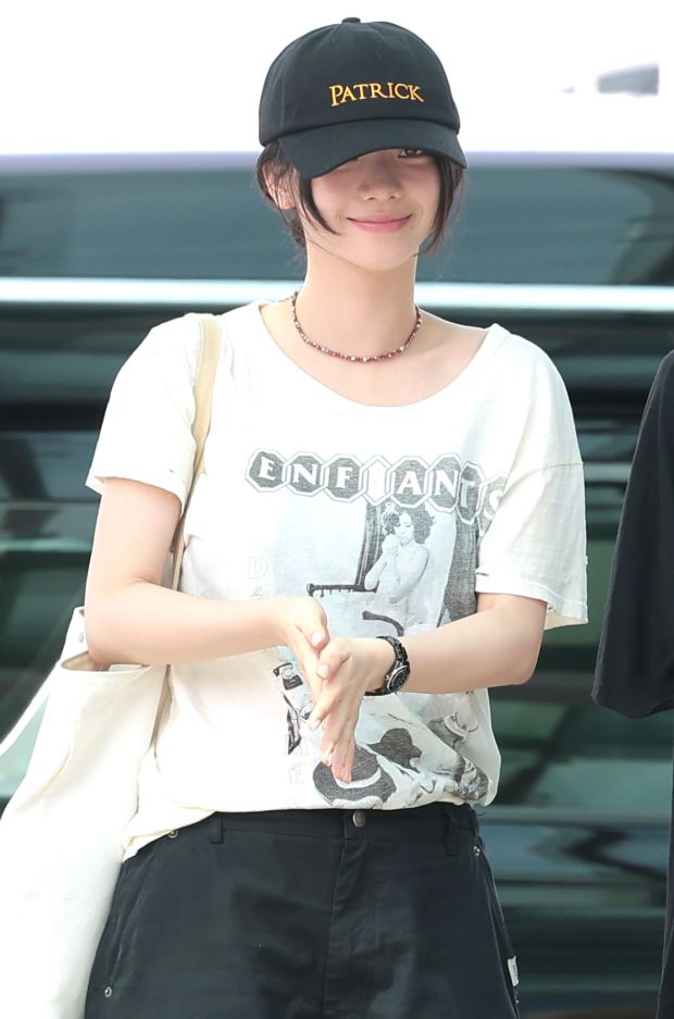 카리나, 수수한 차림에 빛나는 미소