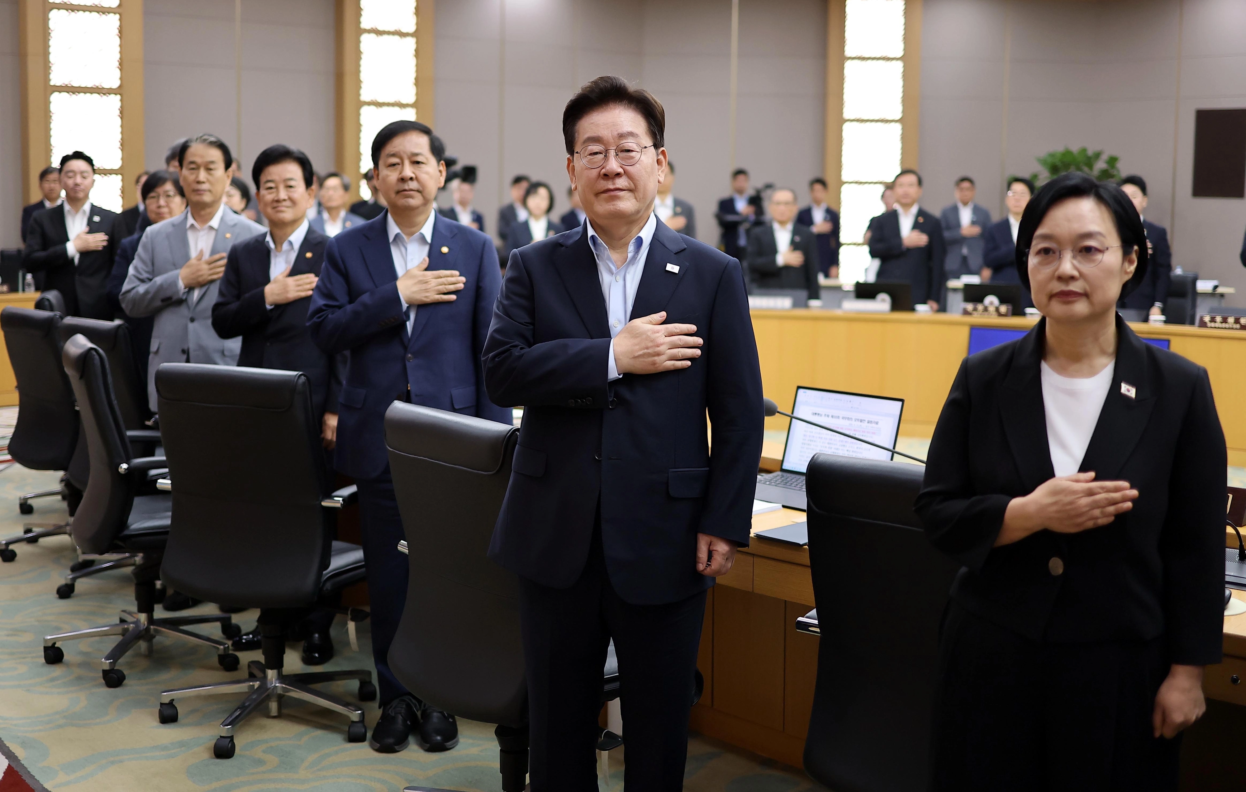 국민의례 하는 이재명 대통령[세종=뉴시스] 조성봉 기자 = 이재명 대통령이 11일 정부세종청사에서 열린 국무회의에서 국민의례를 하고 있다. (청와대통신사진기자단) 2026.08.11. suncho21@newsis.com

<저작권자ⓒ 공감언론 뉴시스통신사. 무단전재-재배포 금지.>