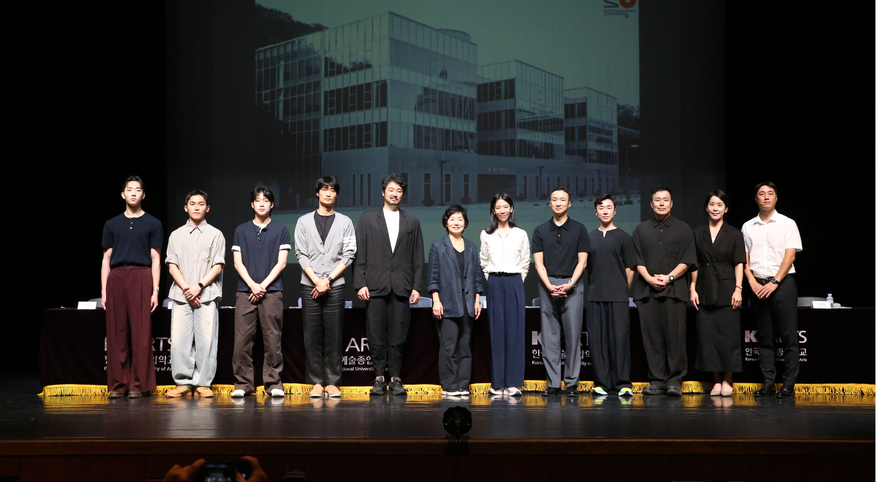 11일 서울 한국예술종합학교 서초캠퍼스 이강숙홀에서 열린 무용원 30주년 기념 기자간담회에서 나경아(왼쪽에서 여섯 번째) 무용원장을 비롯한 참석자들이 기념촬영을 하고 있다. 왼쪽부터 정건세·윤형서·김규년·김기민 무용수, 김현웅 교수, 나 원장, 조주현·신창호·전성재·안덕기·한석진·정재혁 교수. 한국예술종합학교 제공
